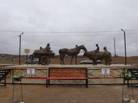 В Амге открыли скульптурную композицию землепашцам-первопроходцам