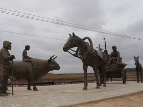 В Амге открыли скульптурную композицию землепашцам-первопроходцам