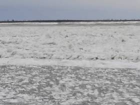 Реку Яну заковывает в лед