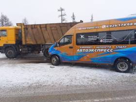 Автобус службы такси попал в ДТП на трассе «Лена» в Якутии