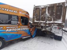 Автобус службы такси попал в ДТП на трассе «Лена» в Якутии