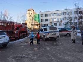 В Якутске из-за сообщения о минировании оцепили здание школы