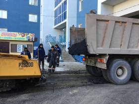 В Якутске подходят к концу работы по асфальтированию жилых дворов