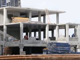 В Усть-Мае возводят третий этаж строящегося по нацпроекту больничного комплекса