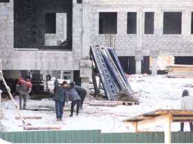 В Усть-Мае возводят третий этаж строящегося по нацпроекту больничного комплекса