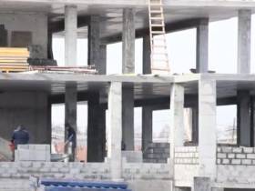 В Усть-Мае возводят третий этаж строящегося по нацпроекту больничного комплекса