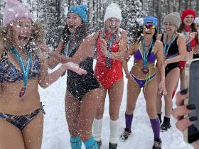 Забег в купальниках устроили жительницы Алдана