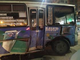 В Якутске столкнулись микроавтобус и маршрутный автобус. Сообщается о пяти пострадавших