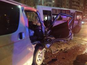 В Якутске столкнулись микроавтобус и маршрутный автобус. Сообщается о пяти пострадавших