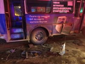 В Якутске столкнулись микроавтобус и маршрутный автобус. Сообщается о пяти пострадавших