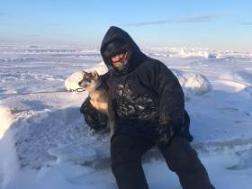 Редкое семейство белых медведей заснял якутский режиссер