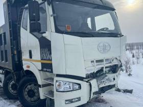 В Якутии легковой автомобиль столкнулся с грузовиком. Водитель погиб