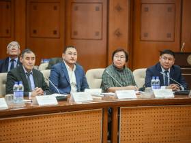 Работников транспорта Якутии наградили в преддверии профессионального праздника