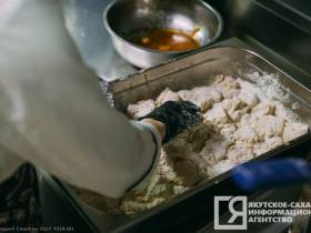 Еда высокого полета: как устроен цех бортового питания в аэропорту Якутска