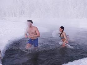 Фотофакт: в Оймяконе туристы искупались в минус 60 градусов