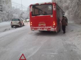 В Якутске при столкновении автобуса и легковушки пострадала женщина