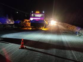 Три человека госпитализированы в Якутии после столкновения легковушки и “КамАЗа”