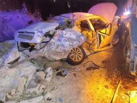 Три человека госпитализированы в Якутии после столкновения легковушки и “КамАЗа”