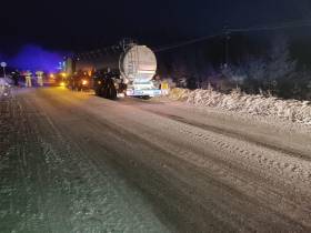 Три человека госпитализированы в Якутии после столкновения легковушки и “КамАЗа”