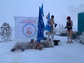 Видео: якутские моржи окунулись в прорубь в минус 55 градусов