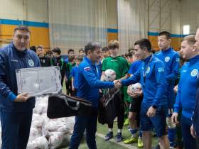 Российский футбольный союз передал якутским детям комплект инвентаря