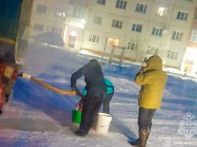 В поселке Светлый отогрели перемерзший участок трубопровода холодной воды