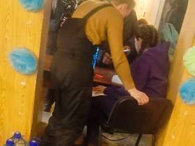 В поселке Светлый отогрели перемерзший участок трубопровода холодной воды