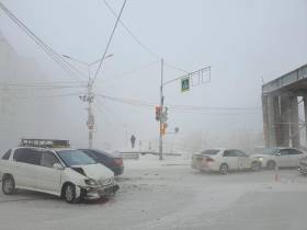 В центре Якутска произошла авария с участием трех машин