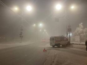 В Якутске автомобиль скорой помощи врезался в светофор. Есть пострадавший