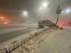 В Якутске автомобиль скорой помощи врезался в светофор. Есть пострадавший