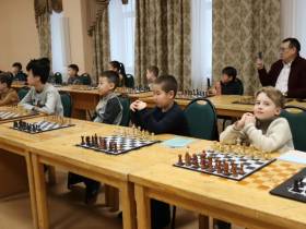 Сеанс одновременной игры провел 16-летний гроссмейстер Володар Мурзин в Якутске