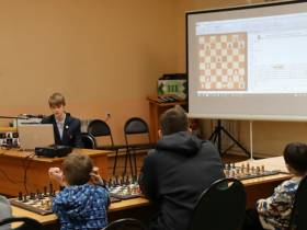 Сеанс одновременной игры провел 16-летний гроссмейстер Володар Мурзин в Якутске