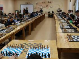 Сеанс одновременной игры провел 16-летний гроссмейстер Володар Мурзин в Якутске