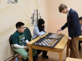 Сеанс одновременной игры провел 16-летний гроссмейстер Володар Мурзин в Якутске