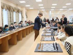 Сеанс одновременной игры провел 16-летний гроссмейстер Володар Мурзин в Якутске