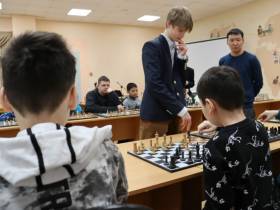 Сеанс одновременной игры провел 16-летний гроссмейстер Володар Мурзин в Якутске