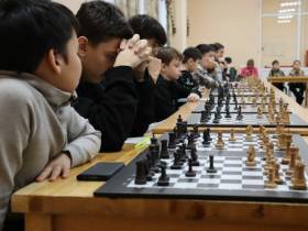 Сеанс одновременной игры провел 16-летний гроссмейстер Володар Мурзин в Якутске