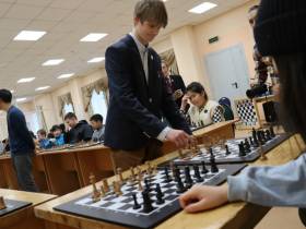 Сеанс одновременной игры провел 16-летний гроссмейстер Володар Мурзин в Якутске