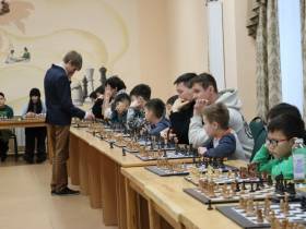 Сеанс одновременной игры провел 16-летний гроссмейстер Володар Мурзин в Якутске