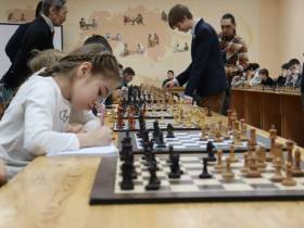 Сеанс одновременной игры провел 16-летний гроссмейстер Володар Мурзин в Якутске