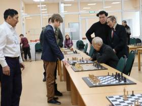 Сеанс одновременной игры провел 16-летний гроссмейстер Володар Мурзин в Якутске