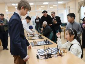 Сеанс одновременной игры провел 16-летний гроссмейстер Володар Мурзин в Якутске