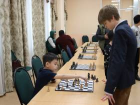 Сеанс одновременной игры провел 16-летний гроссмейстер Володар Мурзин в Якутске