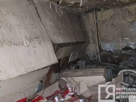 В Якутске несколько дней топит деревянный жилой дом