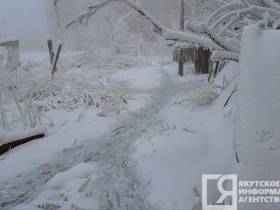 В Якутске несколько дней топит деревянный жилой дом