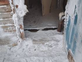 В Якутске несколько дней топит деревянный жилой дом