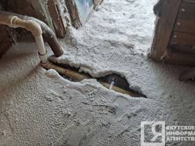 В Якутске несколько дней топит деревянный жилой дом