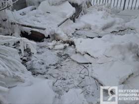 В Якутске несколько дней топит деревянный жилой дом