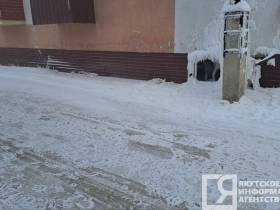 В Якутске несколько дней топит деревянный жилой дом