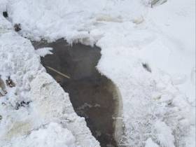 В Якутске несколько дней топит деревянный жилой дом